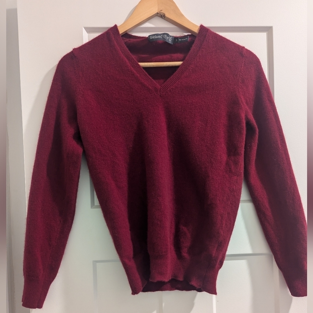 NWOT Irelandseye Virgin Wool Women's V Neck Sweater Berry Red Aran Small - Picture 1 of 4